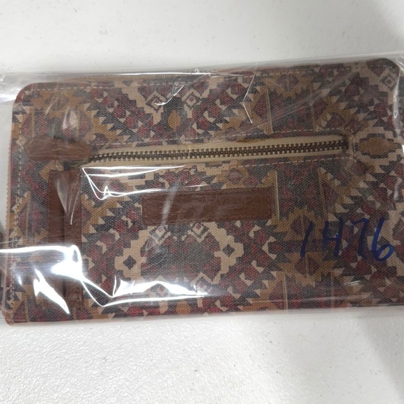 Bella Taylor Wallet Clutch Aztec Print Zip Around great fade look Womens - Picture 13 of 13